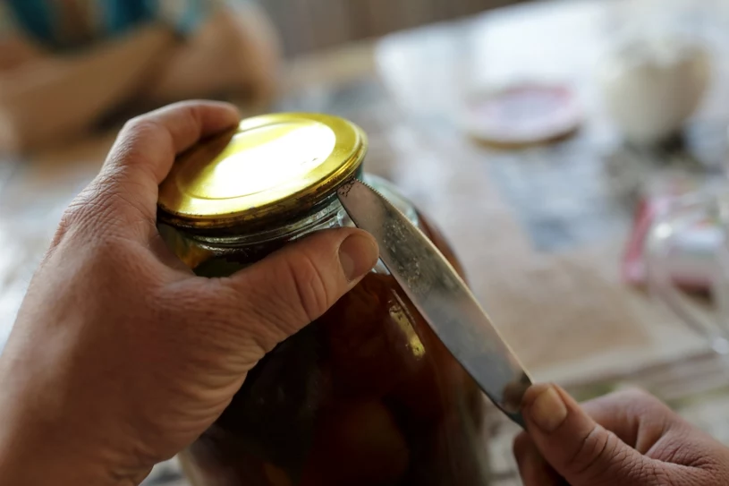 Zkažená plechovka už nikdy nebude problém. Zde je návod, jak ji bez velké námahy odšroubovat