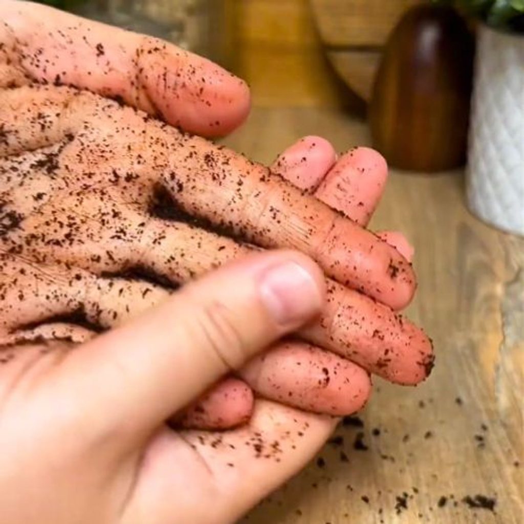 Nevyhazujte kávovou sedlinu. Tady je návod, jak ji můžete využít v kuchyni.