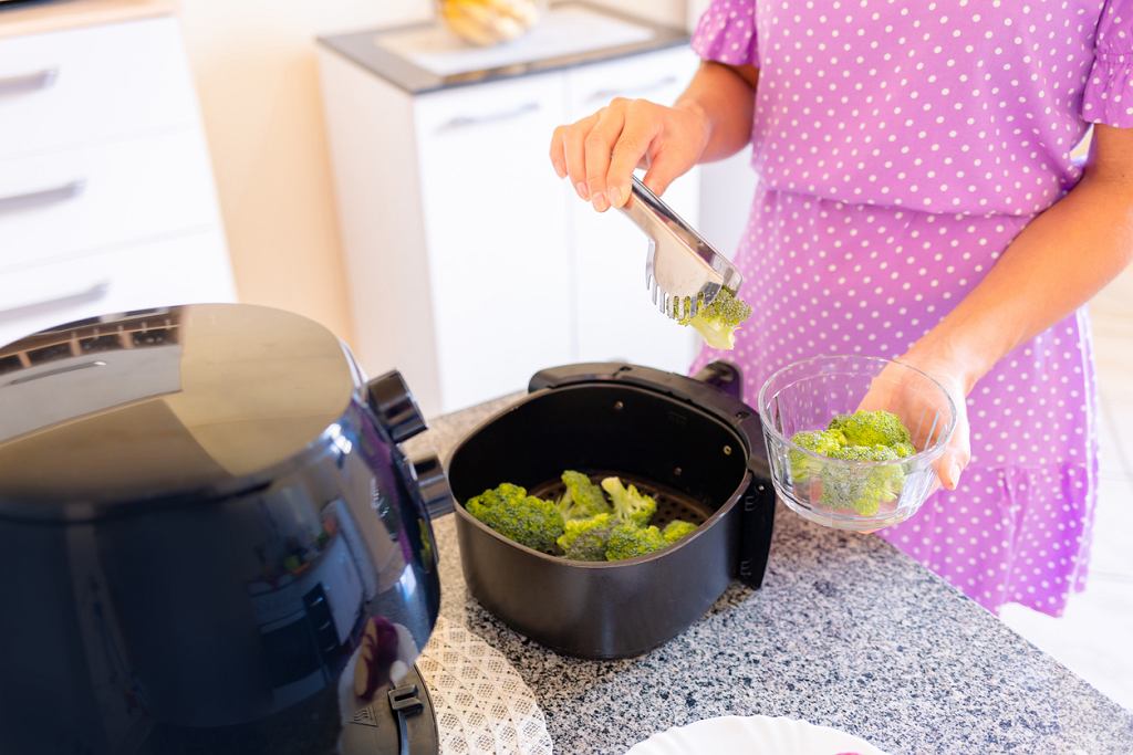 Uděláte v něm všechno bez tuku. Je fritéza airfryer investicí do vašeho zdraví? Je tu jedno „ale“.