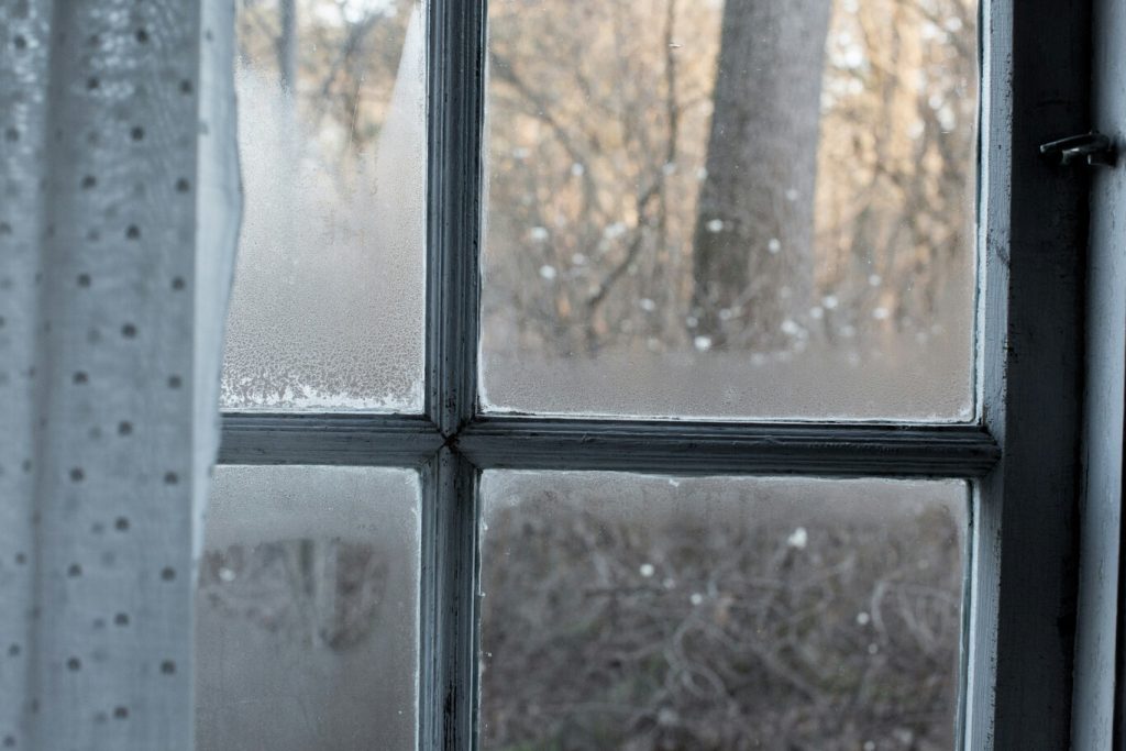 Pokud se na vašich oknech tvoří kondenzát, odborníci radí, co dělat.