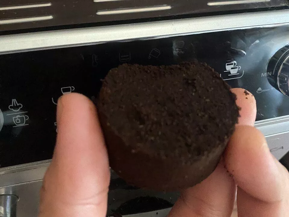Kávová kávová kávová usazená uložení v nesprávném konci v koši na odpadky. Je to bezpečnější náhrada soli