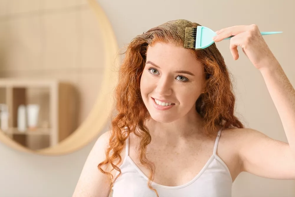 Jak pokrýt růst? Jednoduchá kamufláž, když si nemůžete dovolit kadeřník