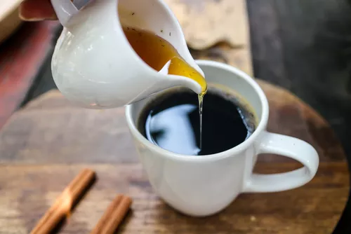 Přidejte trochu do ranní kávy. Obohatit svou černou kávu vitamíny a urychlit váš metabolismus